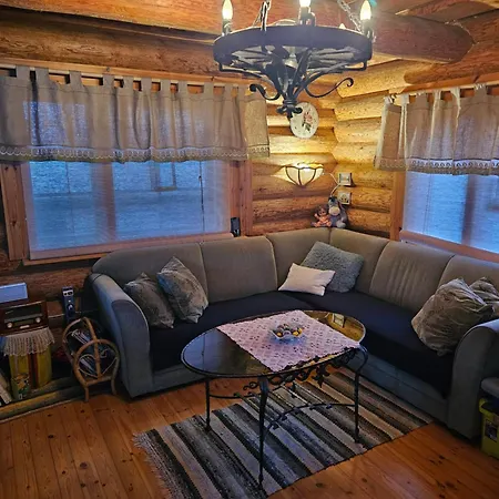 Semesterbostad Pitsinina Log House